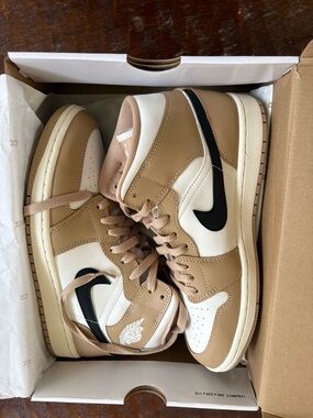 Nike Women’s Air Jordan 1 Mid Size 9 sail/black-desert NIB